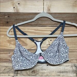 Victoria's Secret size 38C Gray and White Leopard Bra with Front Closure